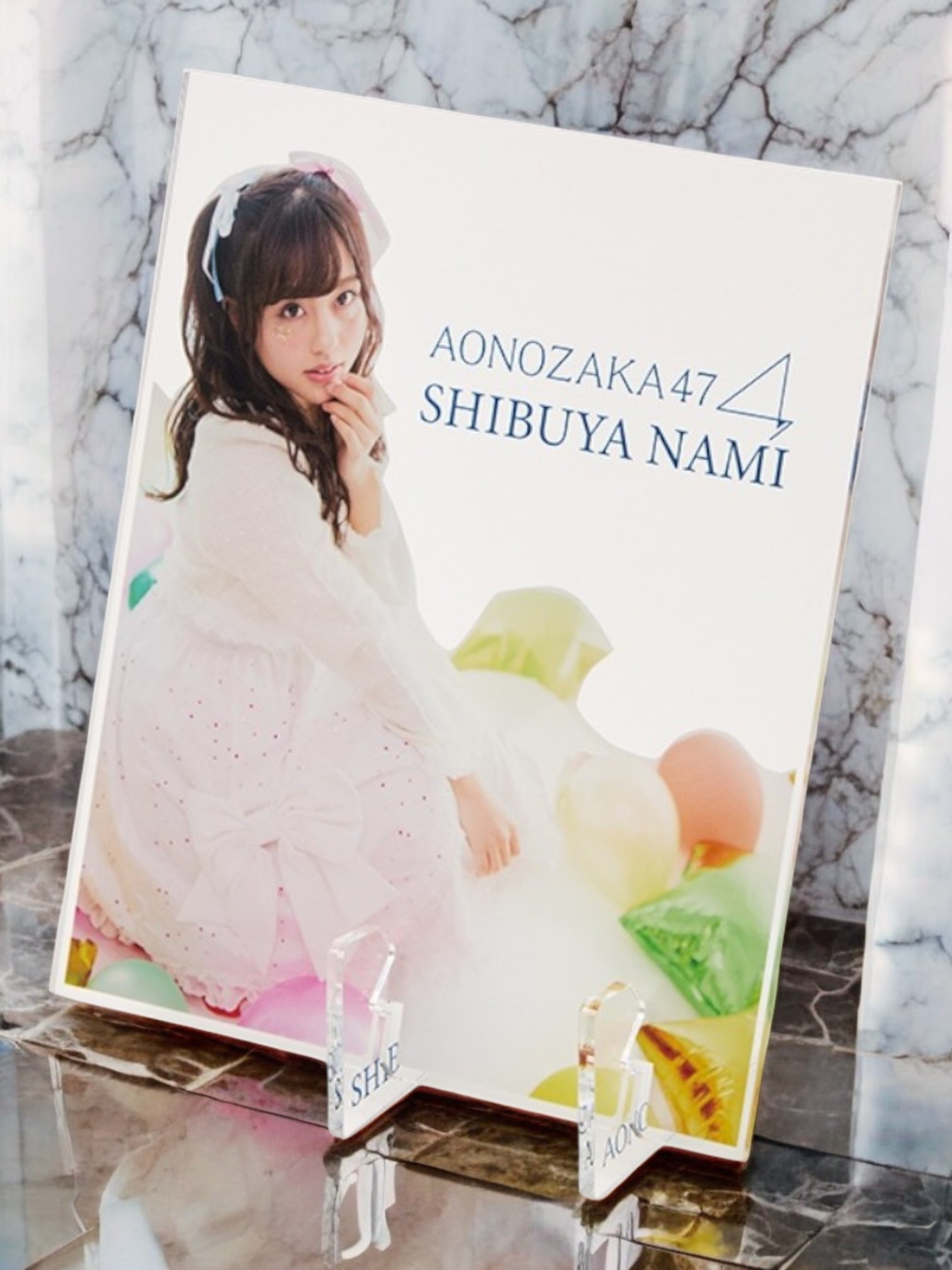 角度が変えられるアクリルスマホスタンド