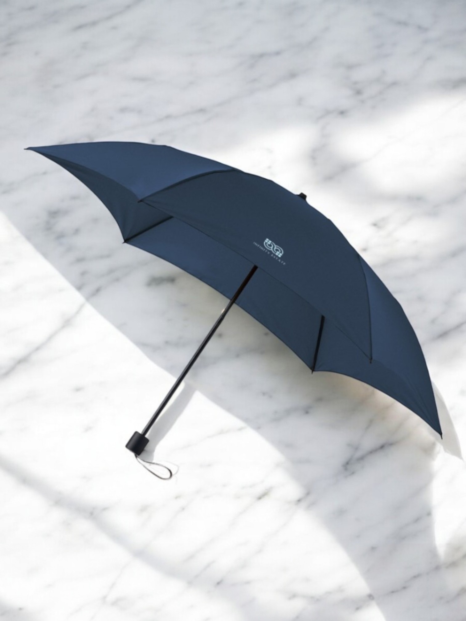 たたんでも伸ばしても使えるUV傘